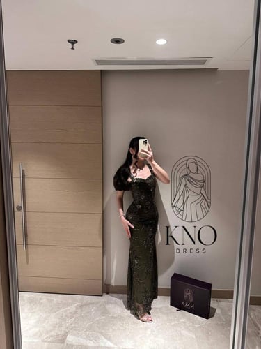 فستان سهرة تفتة مطرز بالخرز والورود الملونة – مقاس...