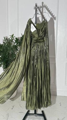 فستان زيتوني كرنكل فاخر بأناقة لامعة ساحرة