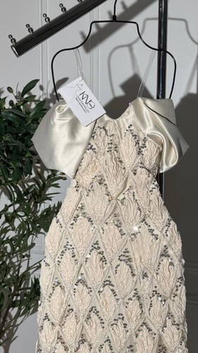 فستان سهرة بيج بكلفة تل مورد مع تطريز