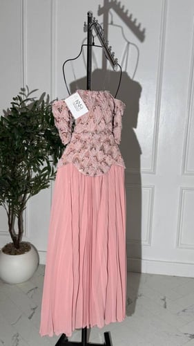 فستان وردي طويل مطرز بالشك الفاخر مع تنورة جورجيت...