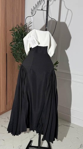 فستان اسود ناعم مع قبه بيضاء