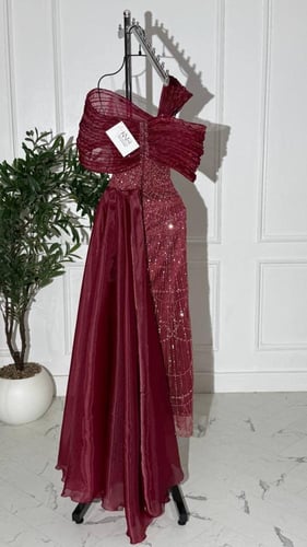 فستان عودي طويل من أورجنزا مزين بسلاسل شك ولمسات م...