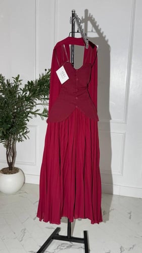 فستان سهرة أحمر طويل جورجيت باربي مع شال وتصميم بأ...