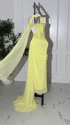 فستان اصفر ناعم خفيف وطويل من خامة جورجيت مع تطريز...