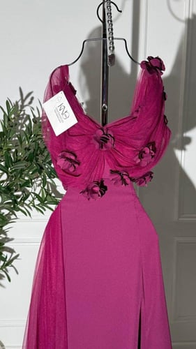 فستان باربي فاخر مع صدر تل مورّد وانسدال تل جانبي...