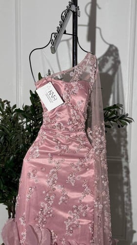 فستان تل مع شك فاخر وزينة ورود ليزر