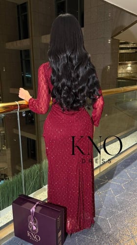 فستان سهرة عنابي فاخر بلمسات أنثوية أنيقة