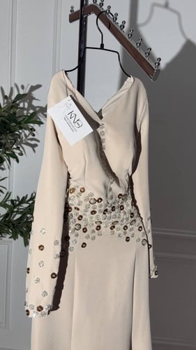 فستان طويل بيج بتطريز مع اكمام طويلة