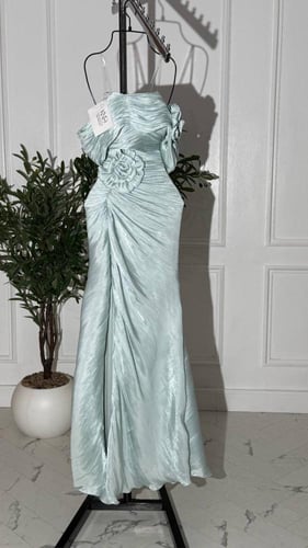 فستان سهرة تيفاني فاتح طويل من خامة كرنكل مزين بور...