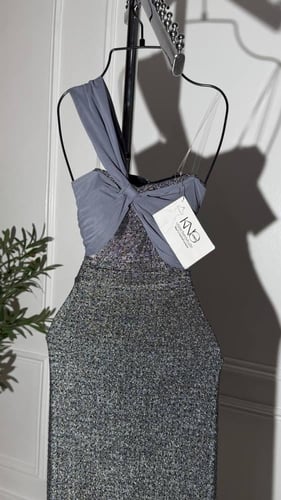 فستان فضي ضيق بقماش استرتش