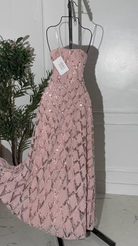 فستان سهرة طويل ب تل مطرز بدون اكمام