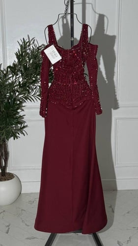 فستان سهرة بايري عنّابي مطرّز يدويًا