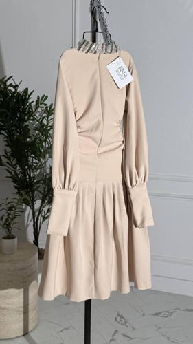 فستان انيق بتطريز مع فتحة بالصدر