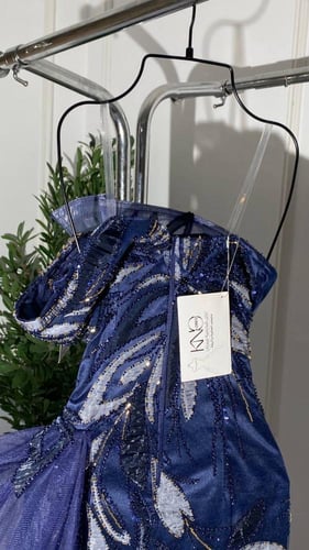 فستان كحلي فاخر بتطريز لامع وتل جانبي انسيابي