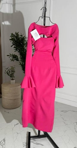 فستان فوشي انيق من قطعتين بفتحة ظهر وأكمام مكشكشة