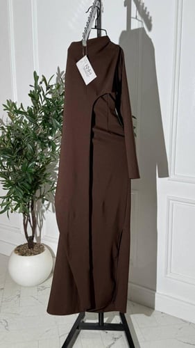 فستان بني أنيق بخامة باربي ناعمة، يمنحك إطلالة راق...