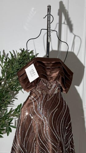 فستان تفته راقي مزين بورود ثلاثية الأبعاد أنيقة