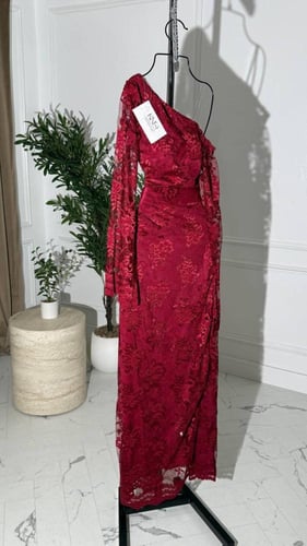 فستان طويل دانتيل مزين بفصوص