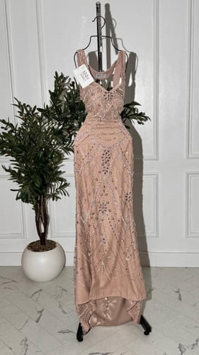 فستان شك بيج فخم بتفاصيل راقية ولمسة فخمة جذابة