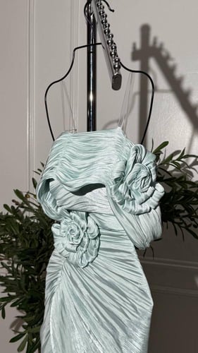 فستان سهرة تيفاني فاتح طويل من خامة كرنكل مزين بور...