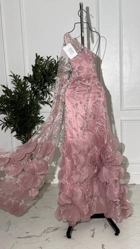 فستان تل مع شك فاخر وزينة ورود ليزر