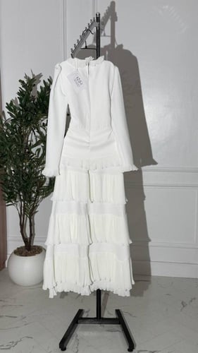 فستان ابيض طويل بأكمام مع كريستال