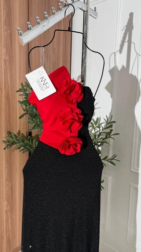 فستان اسود لامع مع ورود حمراء