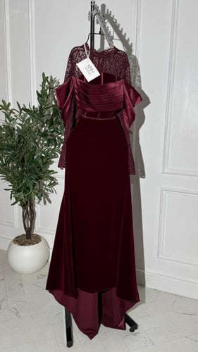 فستان جوخ فاخر مع لمسات تفته ودانتيل أنيقة لإطلالة...