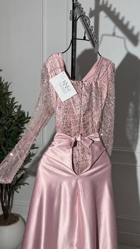 فستان سهرة لحمي بتصميم سلاسل مع تفته