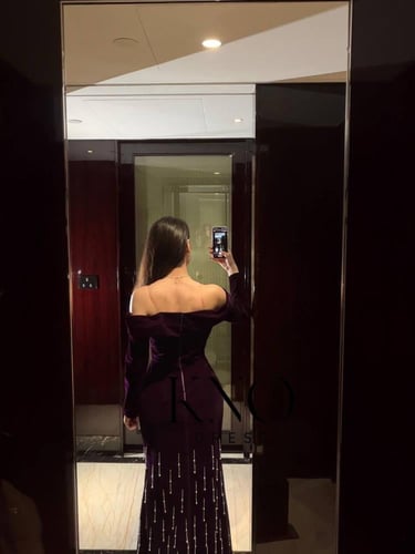 فستان جوخ فاخر مع تطريز يدوي مباشر يضيف له لمسة فخ...