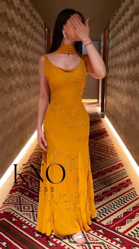 فستان سهرة ذهبي جورجيت مطرز فاخر بتصميم انسيابي جذ...