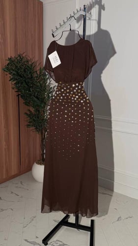 فستان بني شيفون طويل بتطريز نجوم