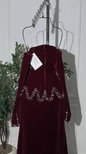 فستان جوخ شتوي مع تطريز فاخر يضيف لمسة أنيقة ودافئ...