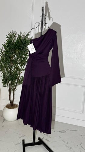 فستان بنفسجي داكن بكسرات من الاسفل