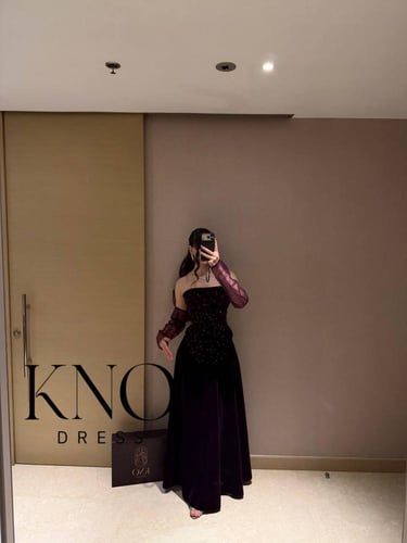 فستان جوخ فاخرة مع لول وتطريز أنيق بتشطيب راقٍ ولم...