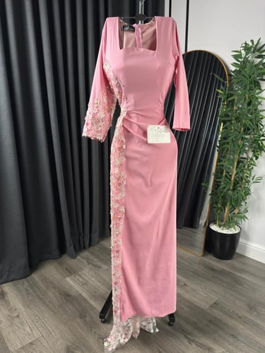 فستان سهرة وردي مطرز ورود - تصميم جانبي أنثوي