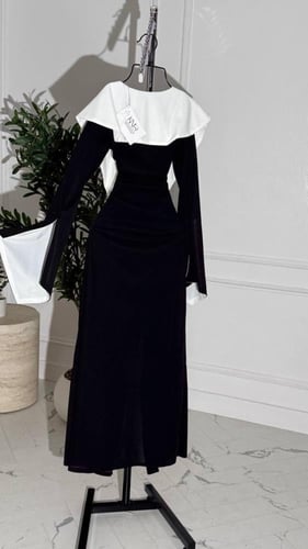 فستان اسود ناعم بياقة بيضاء