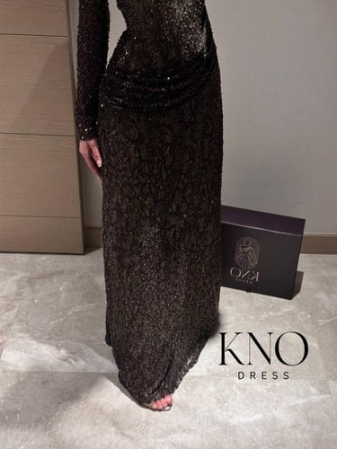 فستان دانتيل بني بلمعة خرز وشال شيفون