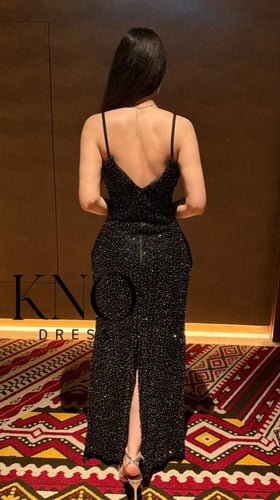 فستان سهرة أسود بخزر كثيف ولمعة فاخرة