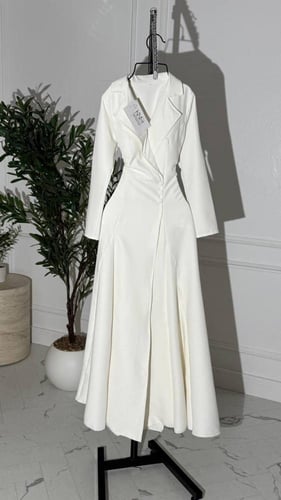 فستان كلاسيكي بتصميم معطف لون ابيض