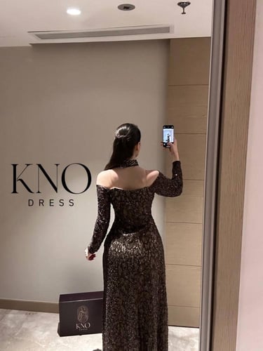 فستان دانتيل بني بلمعة خرز وشال شيفون