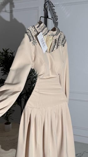 فستان انيق بتطريز مع فتحة بالصدر