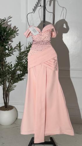 فستان طويل بقصة ضيقه مع تطريز