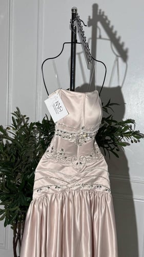 فستان بيج ساتان مطرز بتفاصيل فاخرة أنيقة