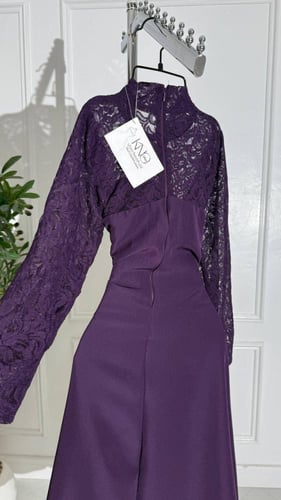 فستان دانتيل بنفسجي مع أكمام طويلة