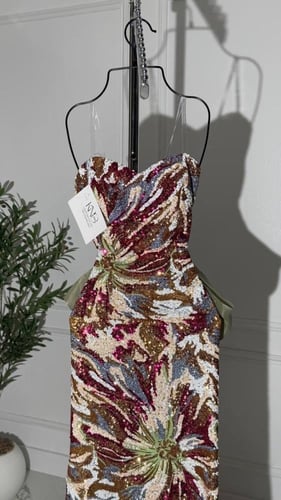 فستان سهرة شك ملون فاخر بتصميم أنثوي ولمسات لامعة...