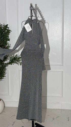 فستان فضي طويل لامع بأكمام طويلة