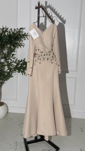 فستان طويل بيج بتطريز مع اكمام طويلة
