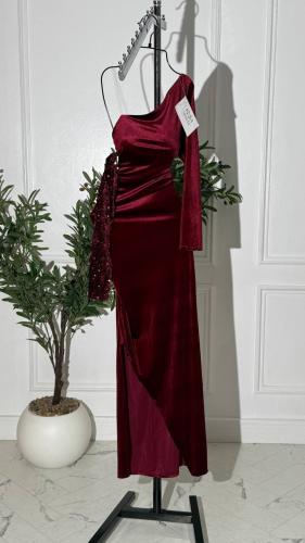 فستان مخمل مع ترتر بلمعة فاخرة وإحساس راقٍ