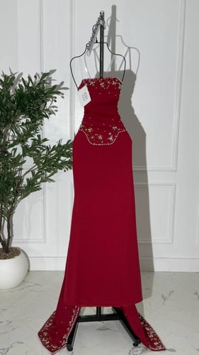 فستان سهرة عودي طويل بذيل خلفي مطرز ناعم